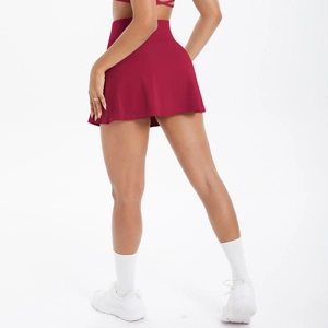 Dettaglio della gonna da tennis a pieghe a vita alta in rosso scuro elastico