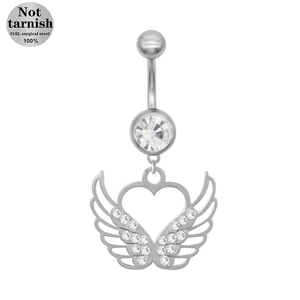 Gros plan du piercing de nombril en acier chirurgical 316L avec ailes de coeur et zircon