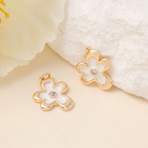 Pendentif fleur dorée avec émail blanc et zircone pour la création de bijoux DIY