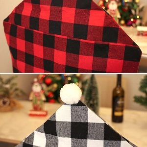 Housses de chaise de Noël à carreaux avec pompons blancs en motifs rouge, noir et blanc
