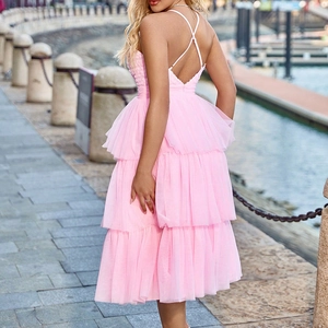 Détail d'une robe en tulle rose à plusieurs niveaux avec bretelles croisées dans le dos