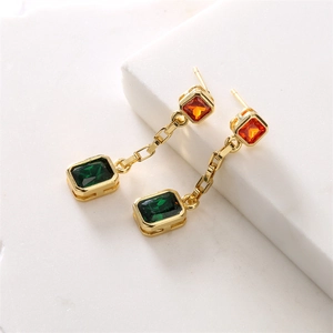 Boucles d'oreilles pompons géométriques dorées avec zircons vert émeraude et orange