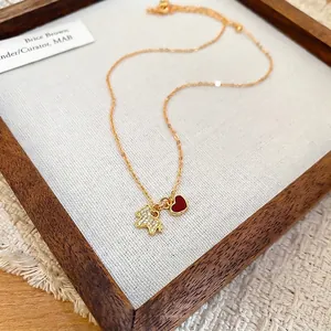 Collier minimaliste avec pendentif ours en or et breloque coeur en émail rouge