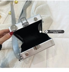 Vue de la structure interne d'un sac bandoulière argenté avec doublure et texture métal