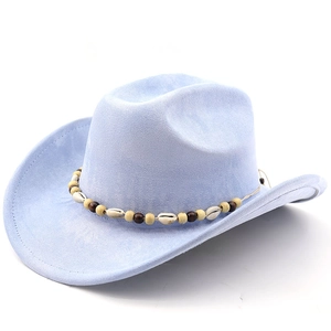 Détail du chapeau de cow-boy en suédine bleu clair avec ruban ethnique en coquillages