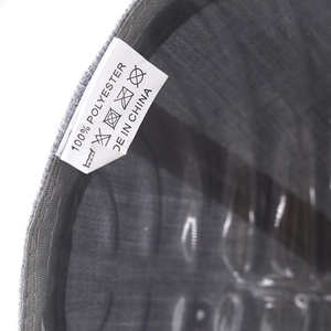 Makroaufnahme des Materialpflegeetiketts aus 100% Polyester auf der grauen Kappe