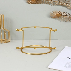 Detailansicht goldener Metall-Kronenständer mit runder Basis und glänzendem Finish