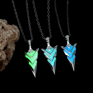 Luminous Arrow Pendant Necklace Vintage Alloy Glow In The Dark Arrowhead Jewelry For Men Women Night Accessory