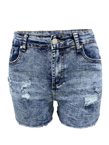 Detalle de pantalones cortos vaqueros azul claro con dobladillos deshilachados