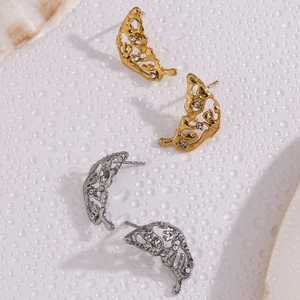 Détails des boucles d'oreilles ailes évidées en or 18 carats et argent avec strass
