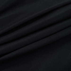 Détail macro du tissu tissé noir haute densité avec texture lisse pour robes habillées