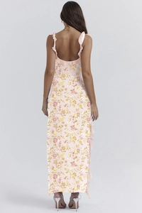 Dettaglio dell'abito lungo rosa a fiori con volant eleganti e design raffinato schiena nuda