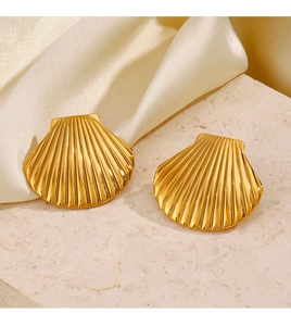 Détail de boucles d'oreilles coquillages dorées 18K avec texture sur pierre