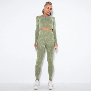 Detailansicht des nahtlosen marmorierten grünen Yoga-Sets mit Langarm-Top und High-Waist-Leggings