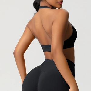 Détail de la brassière de sport dos nu noire et du legging en tissu de compression sans couture