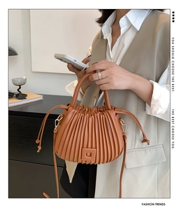 Braune Plissee Beultasche mit Kordelzug, Schultergurt und stilvollem Griff für Damen.