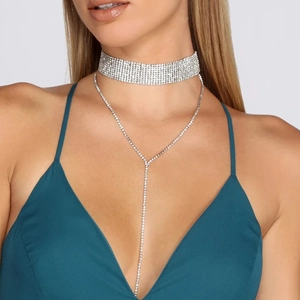 Set girocollo con strass argento e collana lunga a Y indossato da una modella