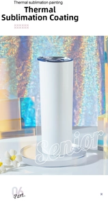 Gros plan d'un gobelet blanc de 20oz pour sublimation avec couvercle sur socle