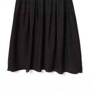 Robe froncée noire pour femme en tissu léger plissé avec détails de textures soignés
