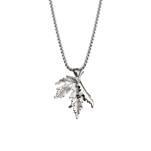 Collier hip hop en acier titane avec pendentif détaillé en forme de feuille d'érable argentée