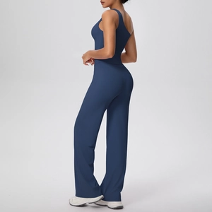 Vue arrière du haut de yoga bleu foncé à une épaule et du pantalon de fitness large