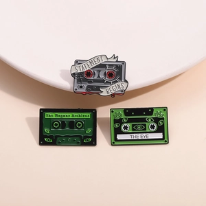 Lot de pin's émaillés en forme de cassette verte pour sacs à dos sur le thème Magnus Archives