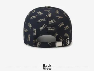 Détail de casquette bleu marine avec imprimé lettres dorées et boucle de réglage en métal