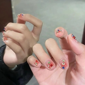 Short round cat-eye flower press-on nails with colorful rhinestones and pink gradient