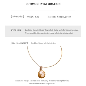 Vue détaillée du collier en perles plaqué or 18 carats avec pendentif en zircon