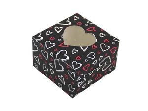 Détail d'une boîte cadeau noire avec fenêtre en forme de cœur et motifs dessinés à la main