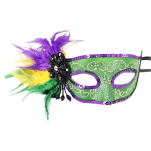 Détail d'un masque de mascarade vert avec plumes colorées, paillettes et perles