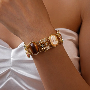 Detailaufnahme des Retro-Cameo-Armbands mit Emaille-Blumen und braunen Edelsteinen