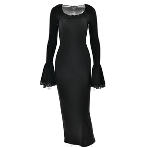 Robe noire élégante à manches évasées et col à volants sur un mannequin de vitrine