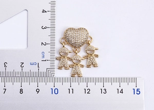 Dettaglio di un ciondolo a cuore placcato oro 18k da 35mm con tre ciondoli bimbi