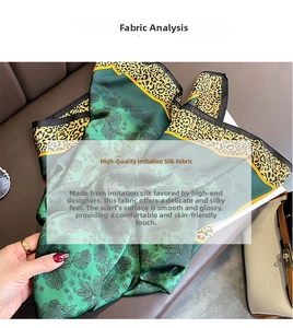 Détail d'un foulard en soie émeraude avec bordure léopard et motifs floraux