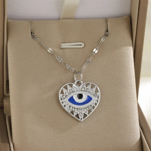 Collier pendentif cœur œil protecteur minimaliste avec strass sur boîte à bijoux