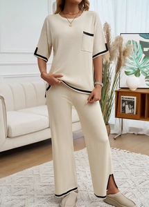 Vue détaillée d'un ensemble en tricot beige avec finitions contrastées noires aux poches