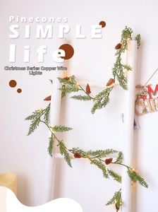 Détail de guirlande de pin de Noël avec lumières LED chaudes et pommes de pin de décor
