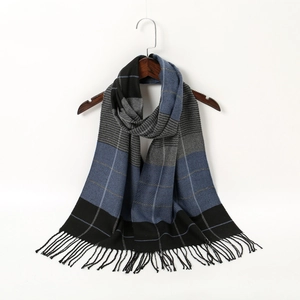 Dettaglio della sciarpa morbida effetto cashmere con motivo a quadri blu neri grigi