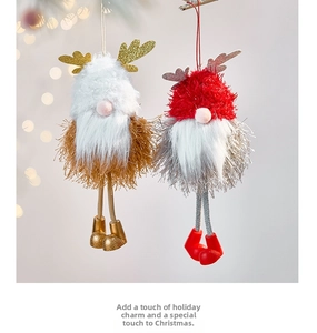 Détail des gnomes de Noël en peluche avec des bois pailletés et une texture douce
