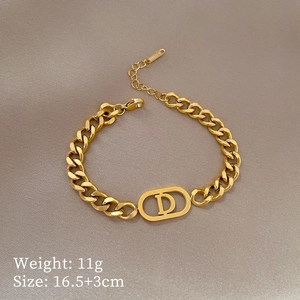Détail du bracelet cubain en acier inoxydable doré avec pendentif ovale D