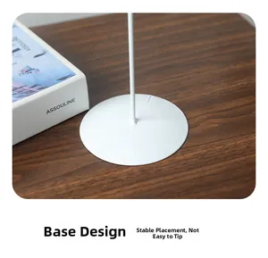 Dettaglio della base del supporto in metallo bianco opaco per decorazioni marine