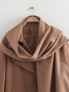 Détail d'un manteau en laine camel avec double boutonnage et un grand col écharpe