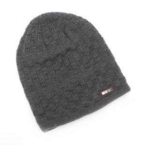 Detailaufnahme einer dunkelgrauen Strickmütze mit Leder-Patch und Karomuster-Struktur