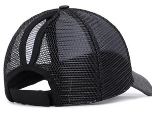 Dettaglio cappello baseball nero glitter mesh con apertura per coda di cavallo alta