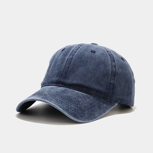 Vue détaillée du tissu en denim délavé bleu foncé et des coutures sur la casquette de baseball