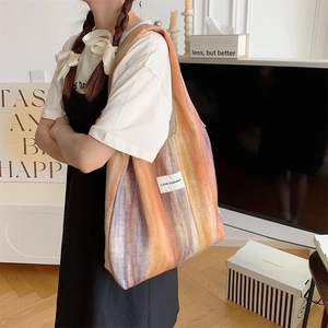 Détail du sac à bandoulière aux rayures colorées avec étiquette tissée Love Sozakka