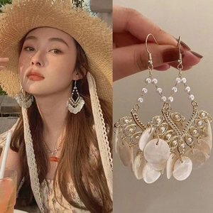 Bohemian fan-shaped tassel earrings with pearls and white shells for summer vacation