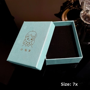 Dettaglio della scatola regalo per gioielli azzurra 7x9cm con stampa fata e spugna