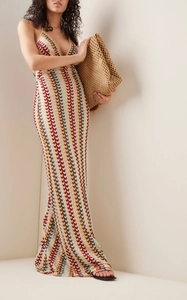Détails de la robe longue en crochet bohème avec col en V et motifs ondulés texturés